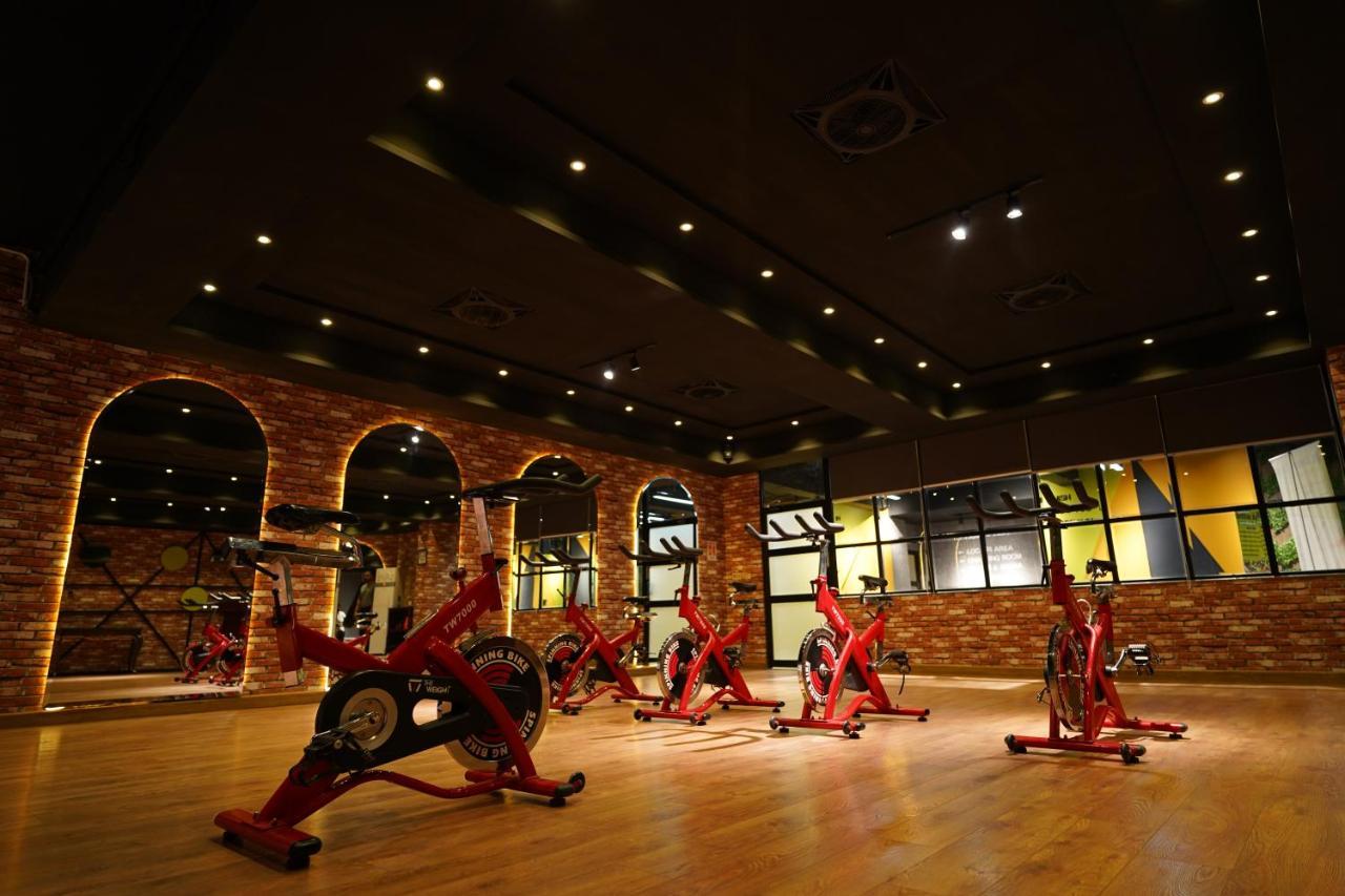 Oxygym Club Hotel & Suites Faisalabad Exterior photo