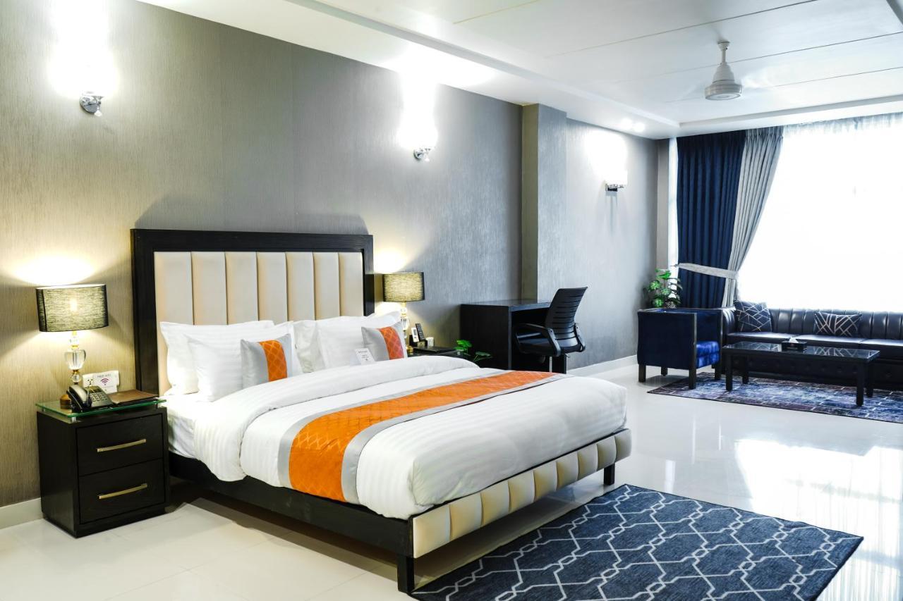 Oxygym Club Hotel & Suites Faisalabad Exterior photo