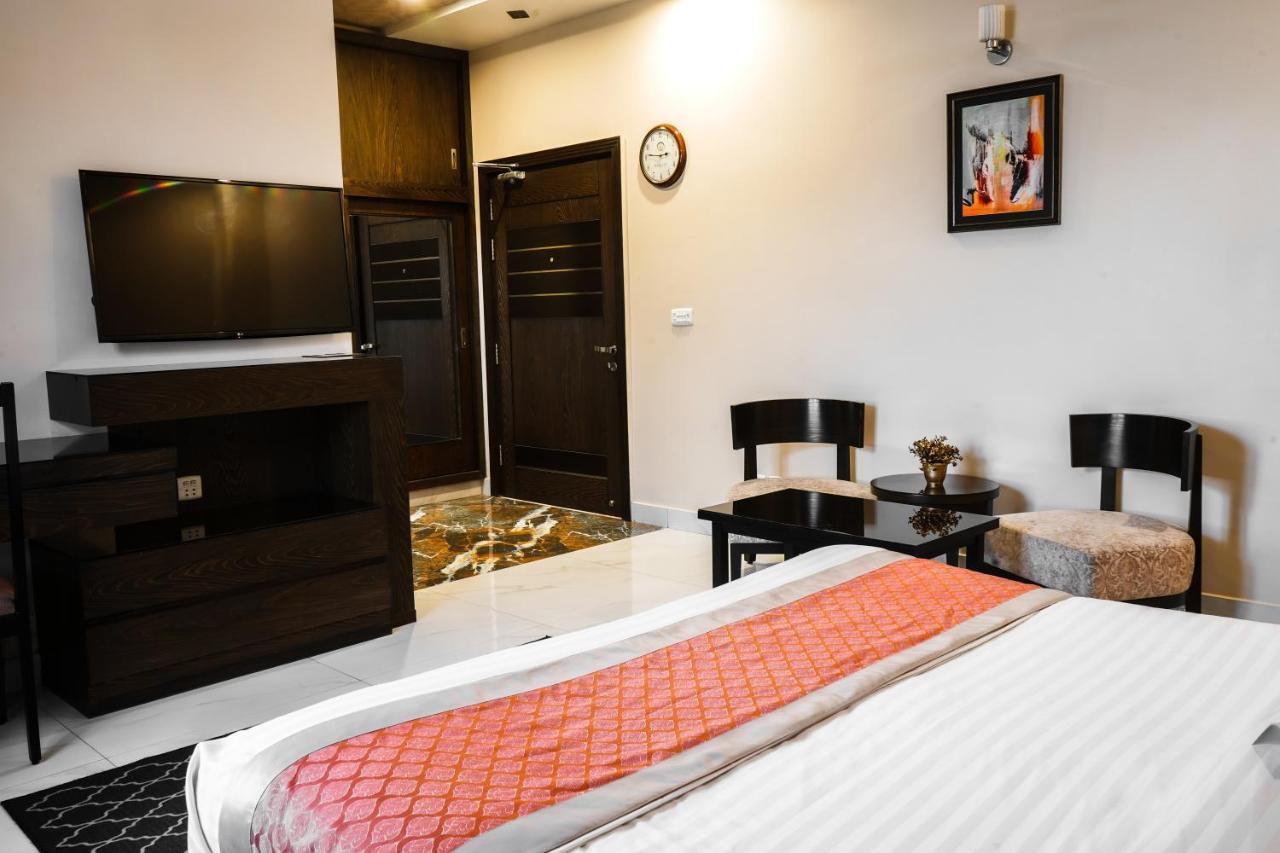 Oxygym Club Hotel & Suites Faisalabad Exterior photo